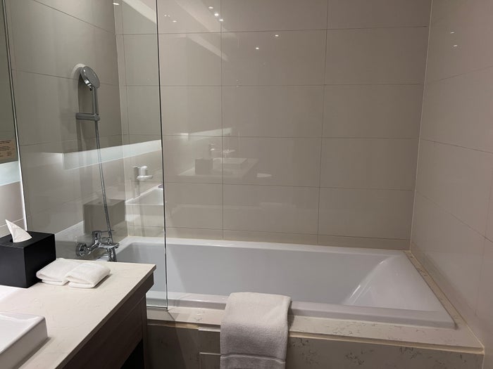 Hyatt Place Bangkok Sukhumvit room tub shower Hyatt Place Bangkok Sukhumvit room tub shower