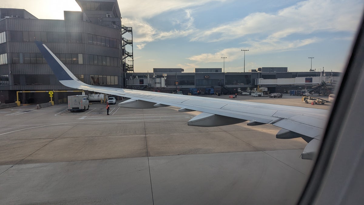 IAH to ATL Delta flight review ATL landing