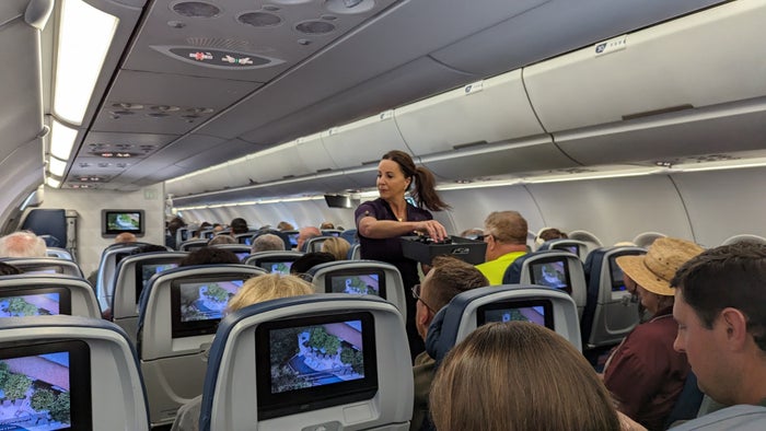 IAH to ATL Delta flight review IFE headphones distribution IAH to ATL Delta flight review IFE headphones distribution