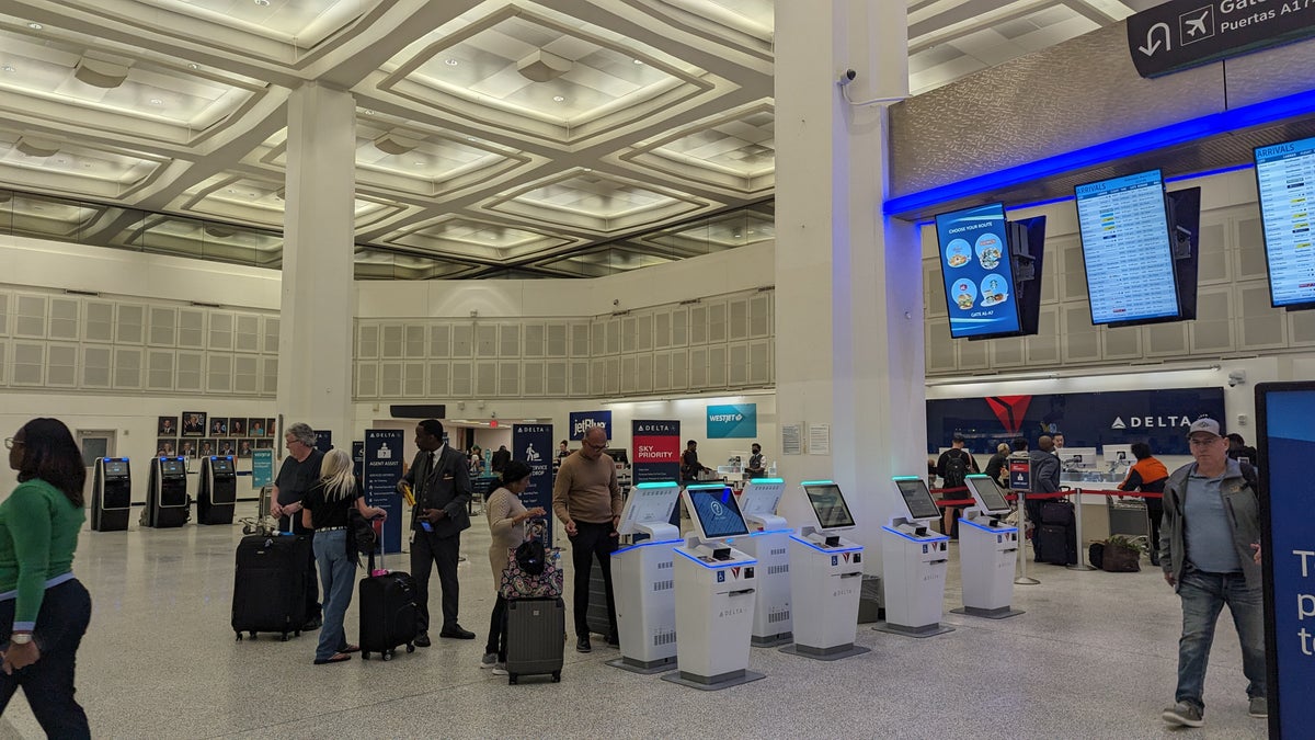 IAH to ATL Delta flight review Terminal A IAH departures Delta check in kiosks