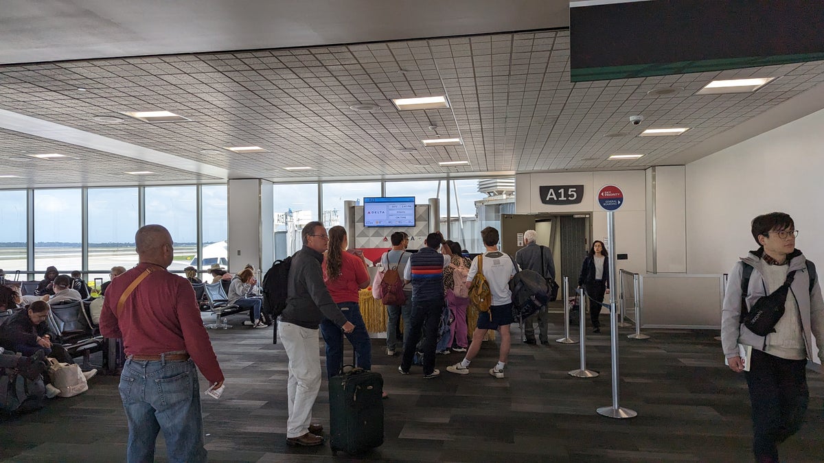 IAH to ATL Delta flight review boarding line