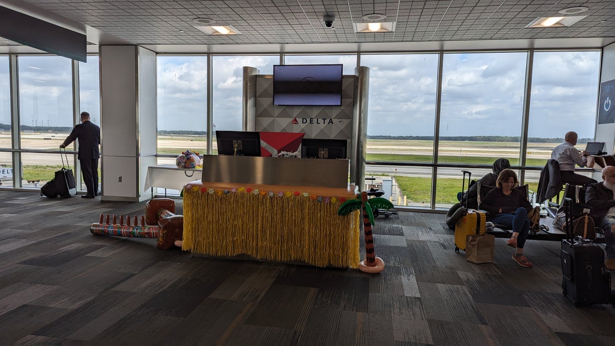 IAH to ATL Delta flight review gate desk decorations