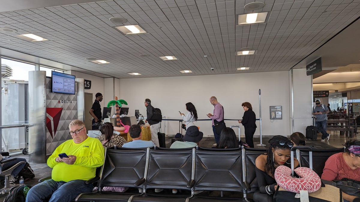IAH to ATL Delta flight review gate seats