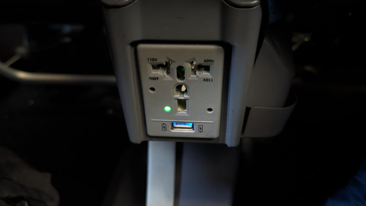 IAH to ATL Delta flight review seat charger