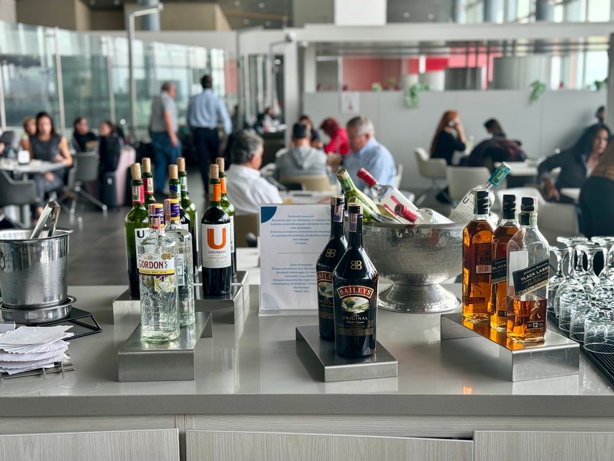 KLM Boeing 78X Business Class Bogota Airport Avianca Lounge drinks 