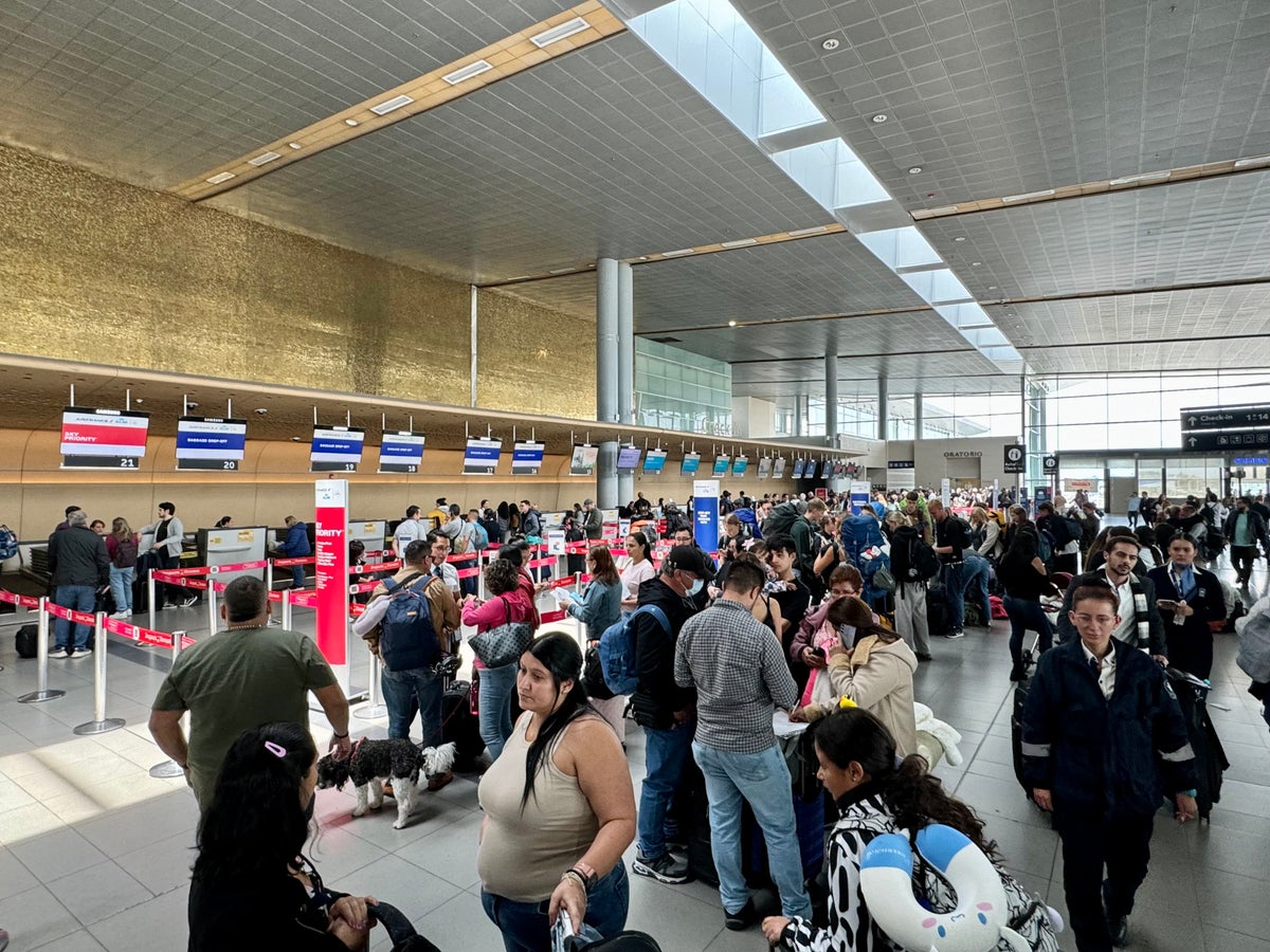 KLM Boeing 78X Business Class Bogota Airport check in