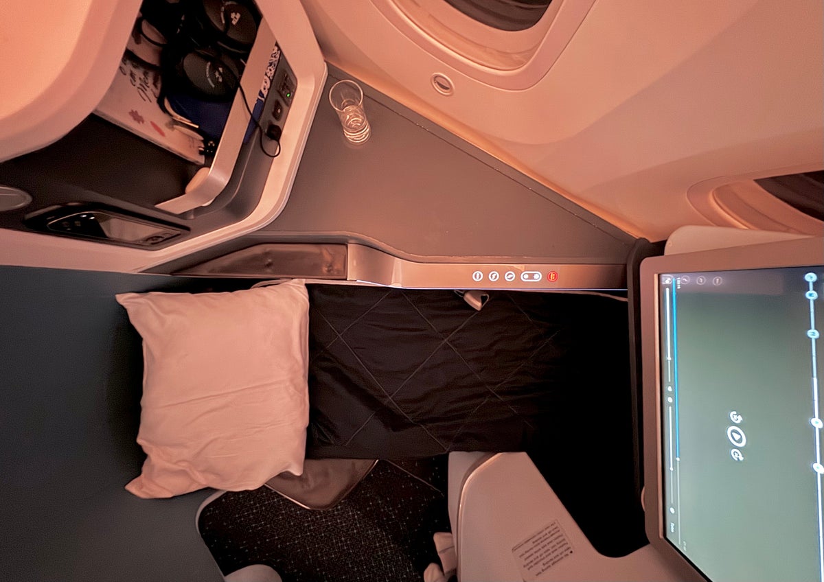 KLM Boeing 78X Business Class bed