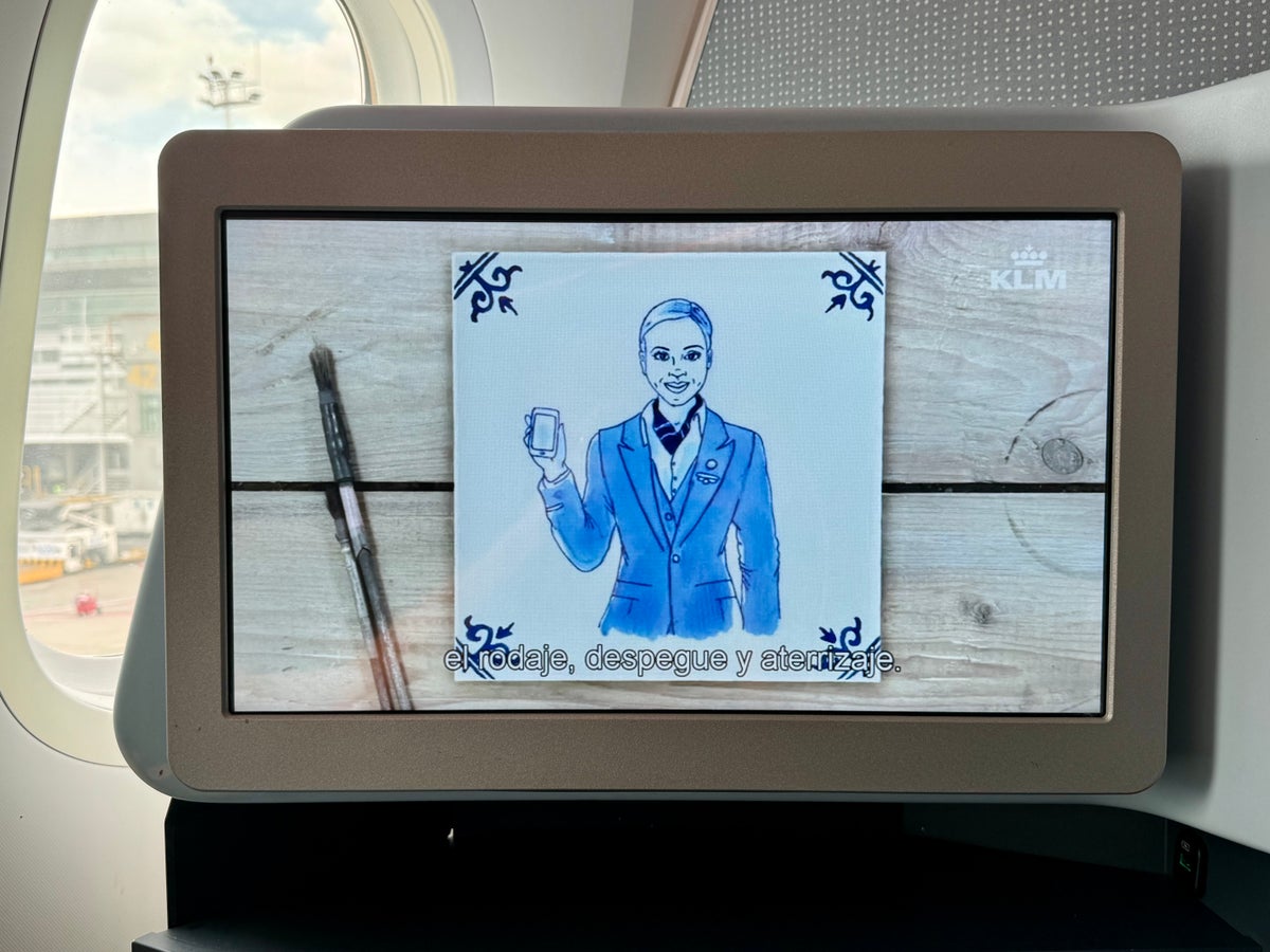 KLM Boeing 78X Business Class IFE safety video