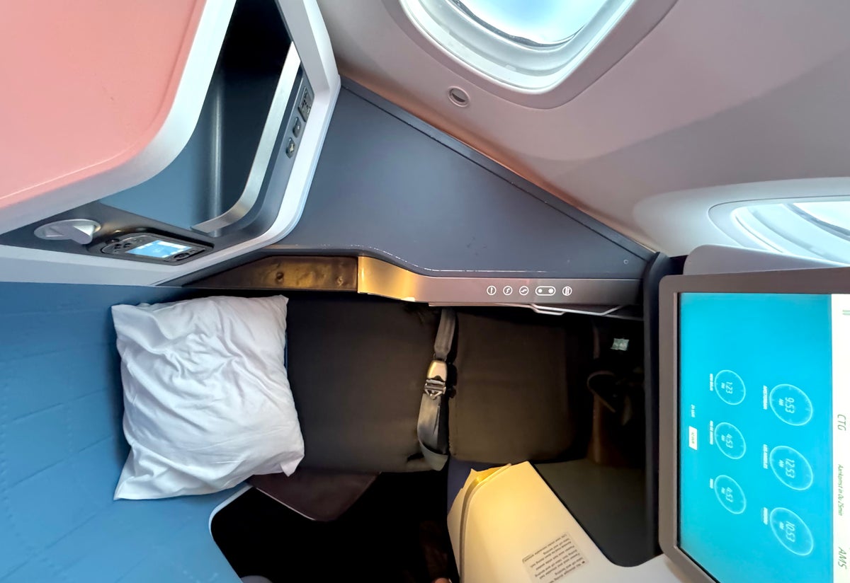 KLM Boeing 78X Business Class seat 