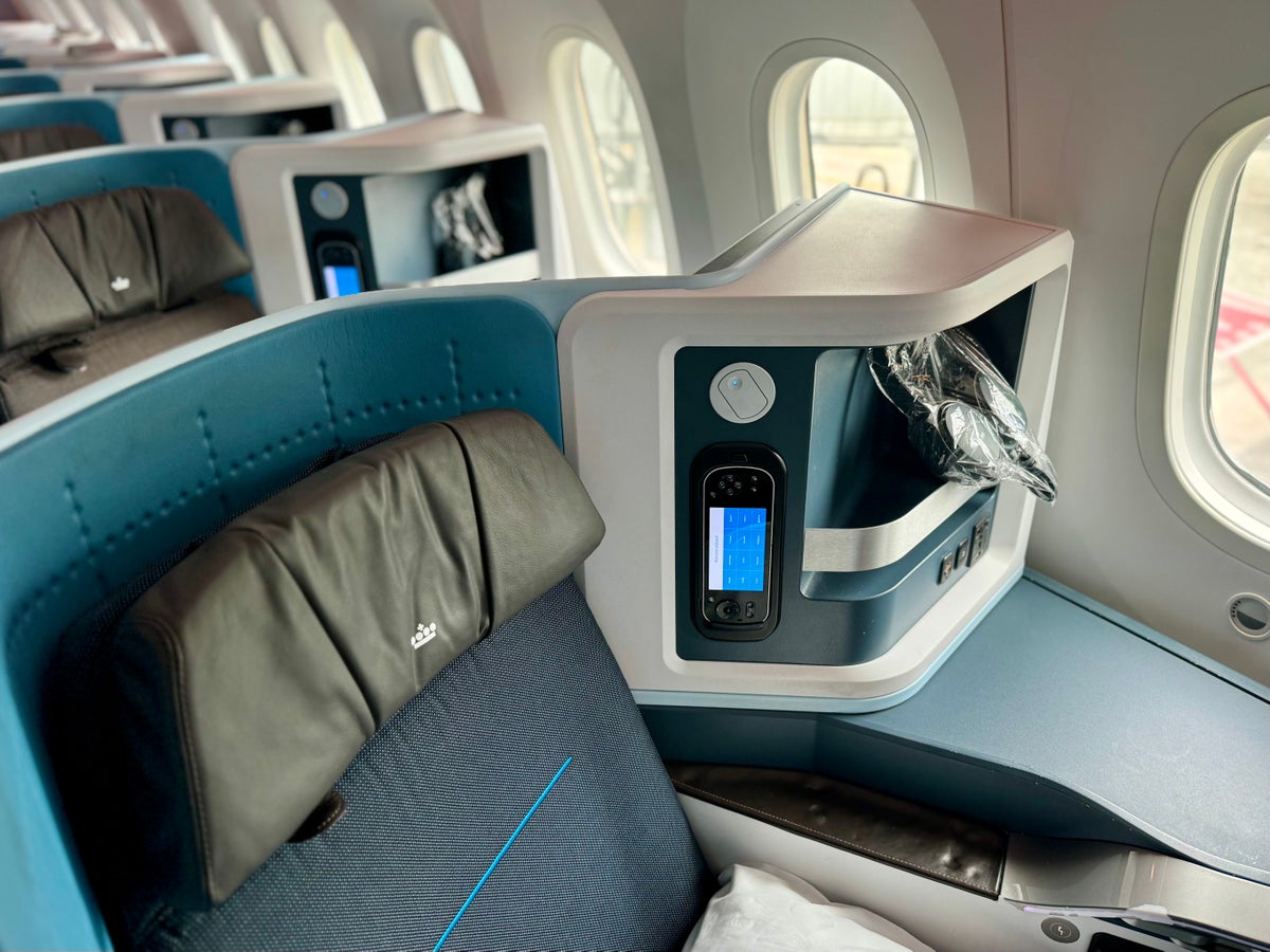 KLM Boeing 78X Business Class seat 