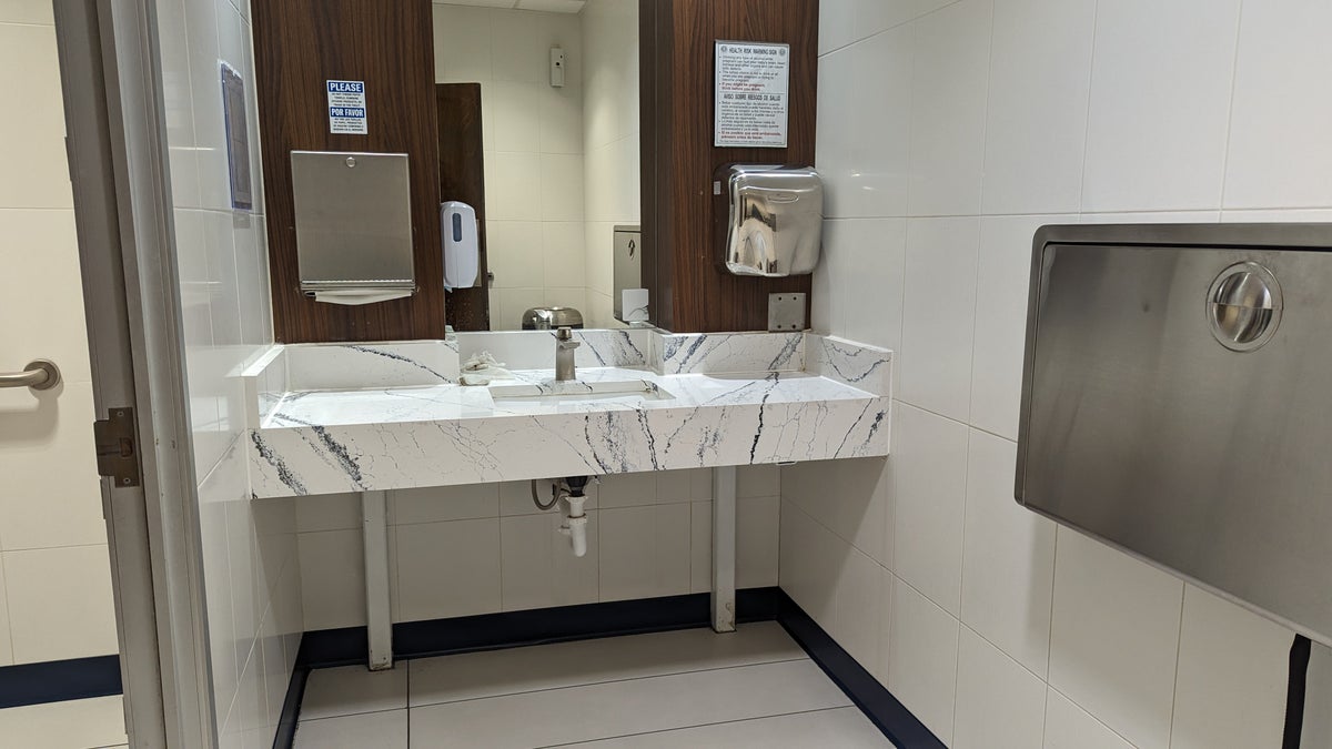 KLM Crown Lounge IAH restroom