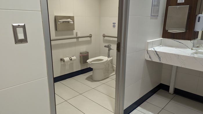 KLM Crown Lounge IAH toilet KLM Crown Lounge IAH toilet