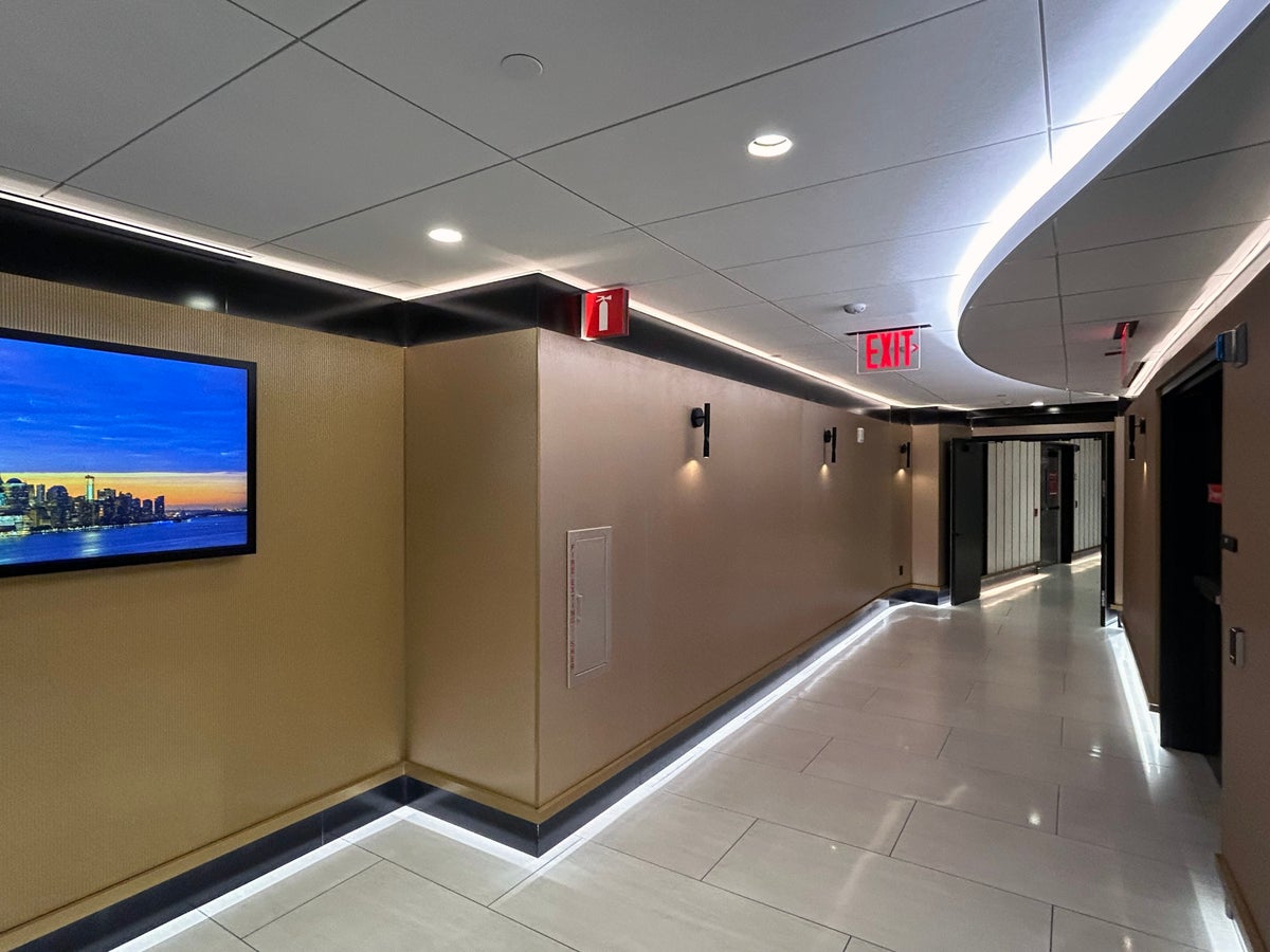 LGA Sapphire Lounge entrance hallway