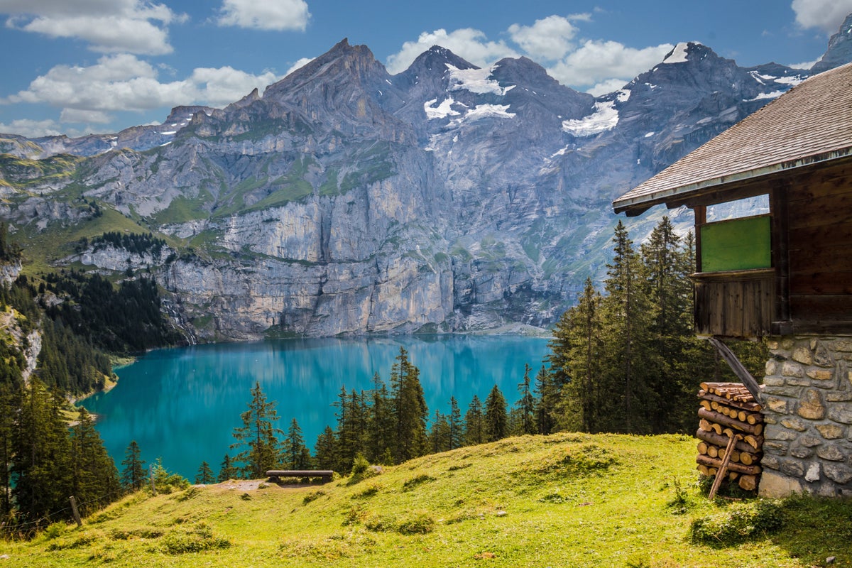 Lake in Switzerland Credit Pfuderi via Pixabay