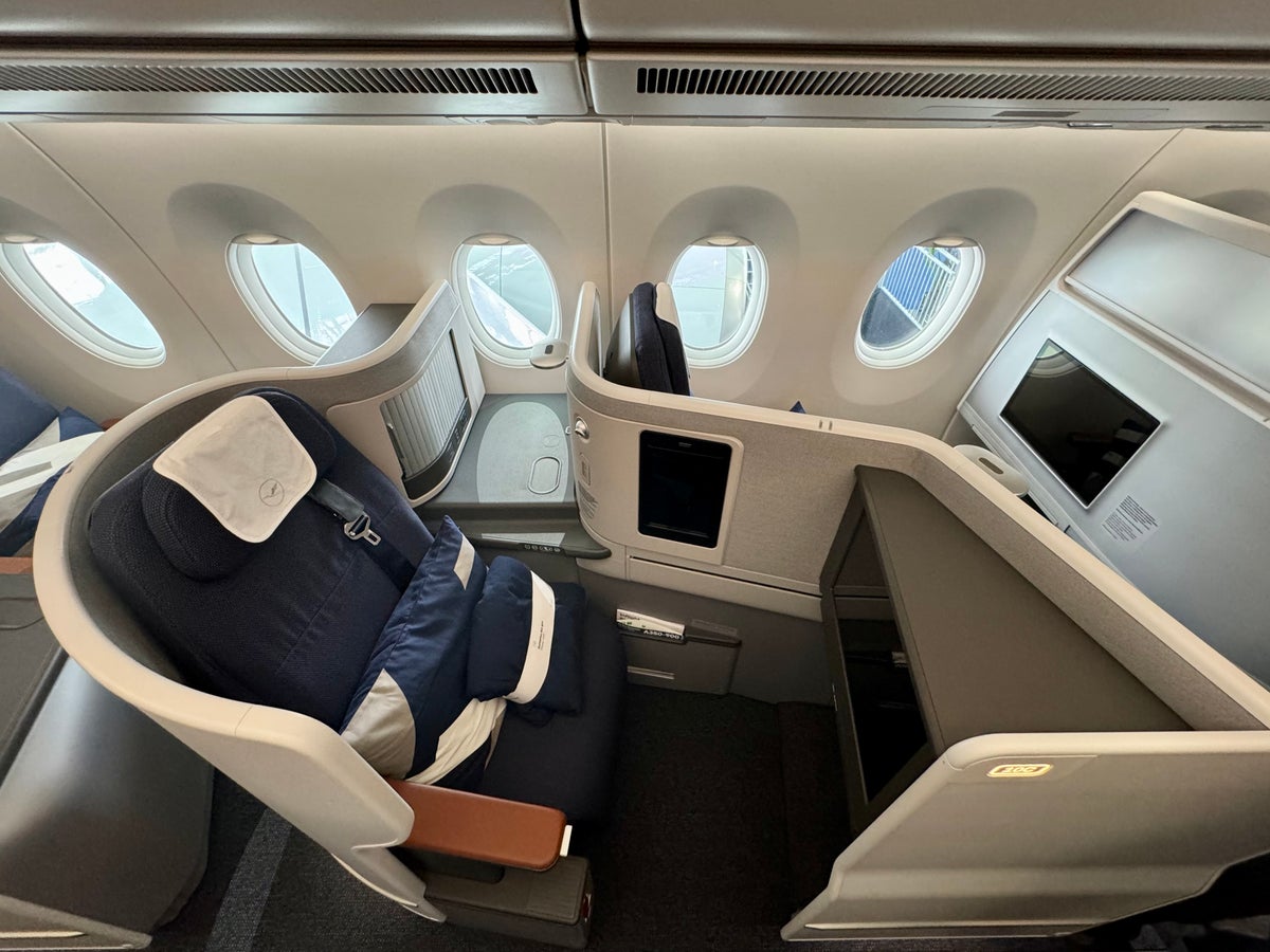 Lufthansa Allegris Business Classic seat