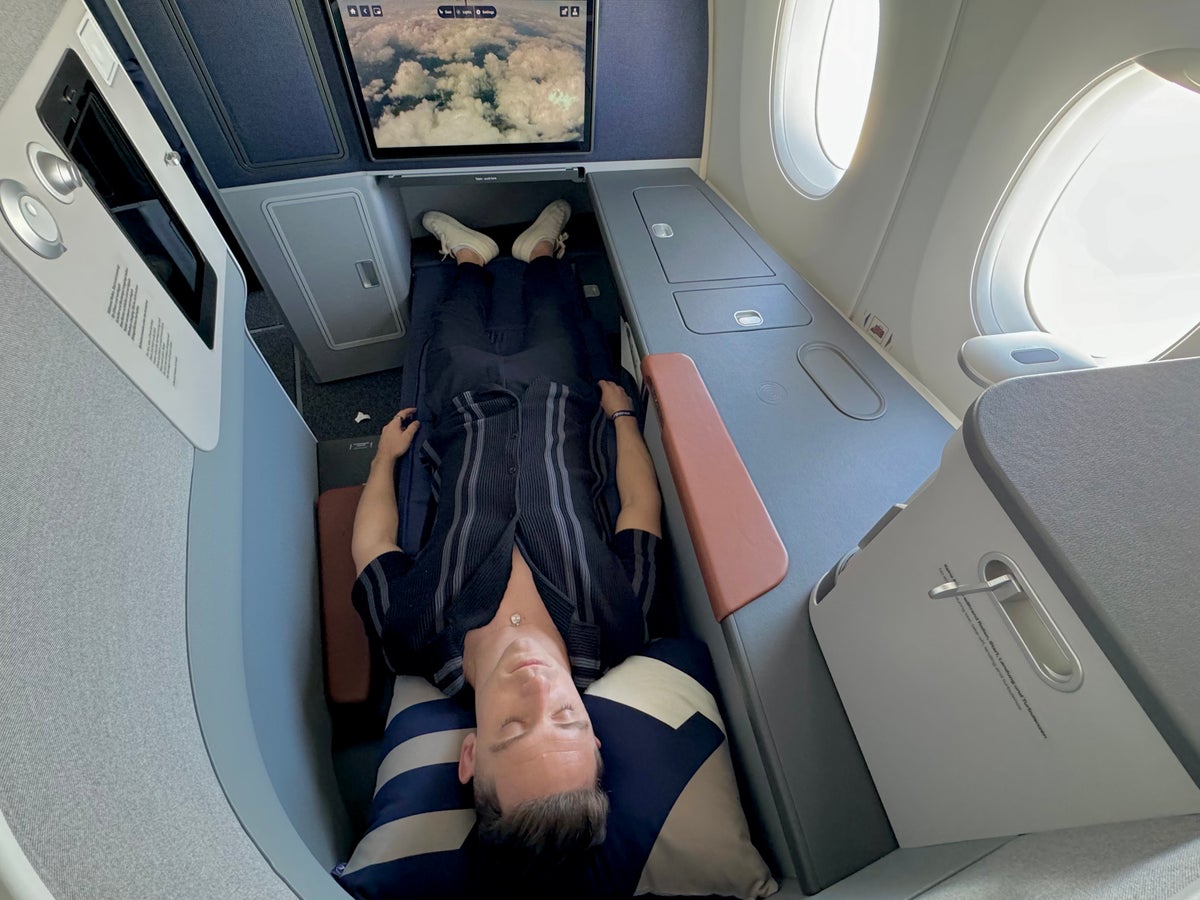 Lufthansa Allegris Business Suite back sleeper 