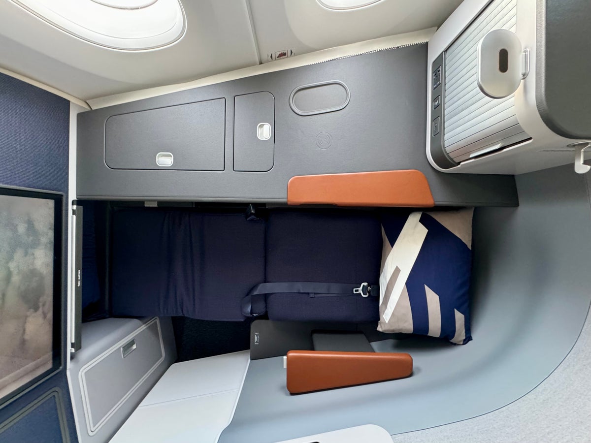Lufthansa Allegris Business Suite lie flat seat 