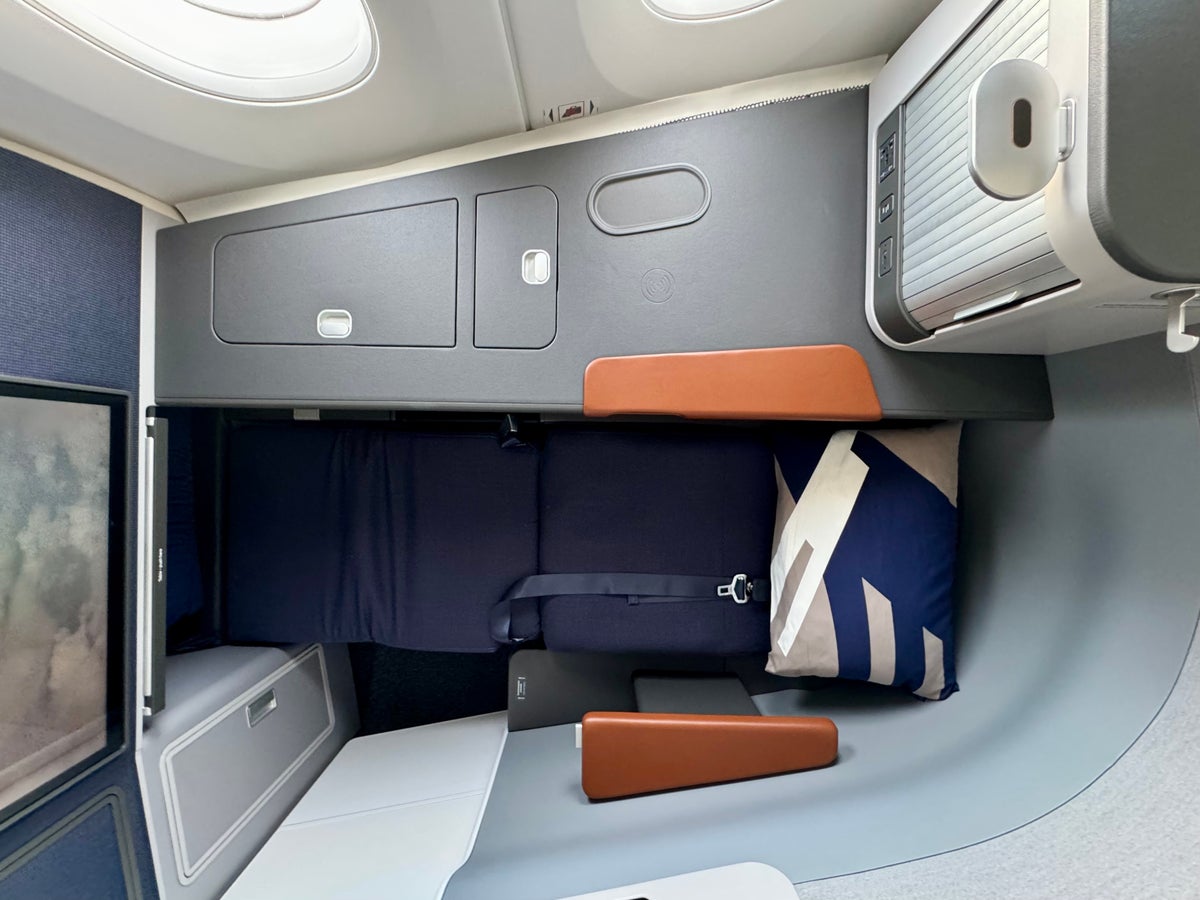 Lufthansa Allegris Business Suite lie flat seat