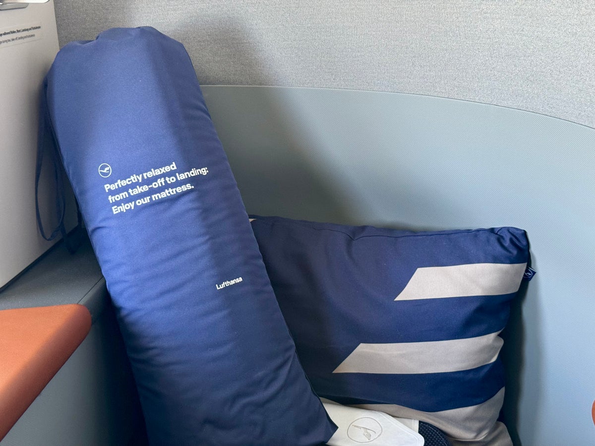 Lufthansa Allegris Business Suite mattress and pillow 