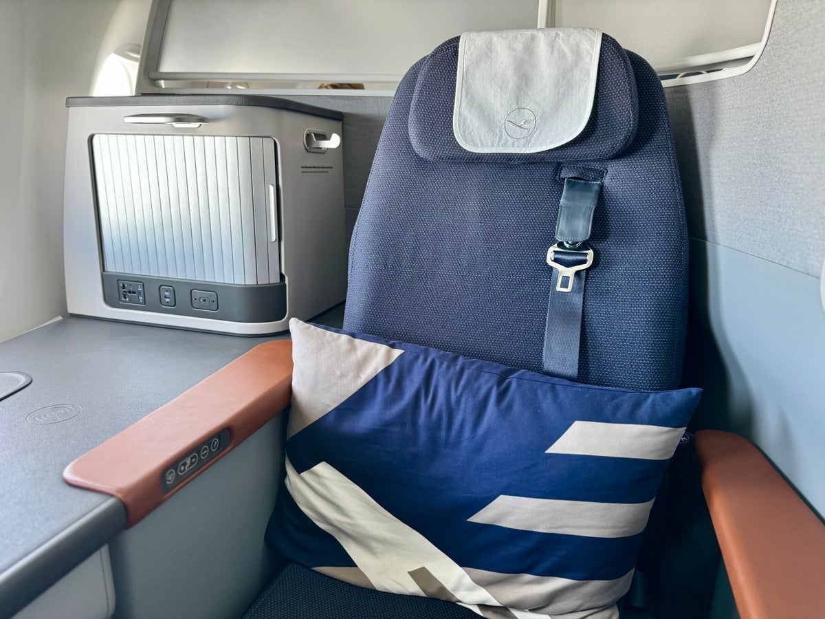 Lufthansa Allegris Business Suite seat