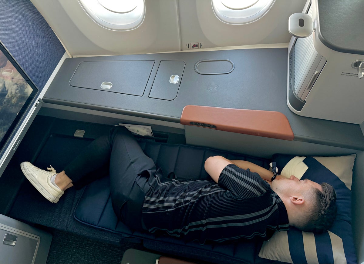 Lufthansa Allegris Business Suite side sleeper