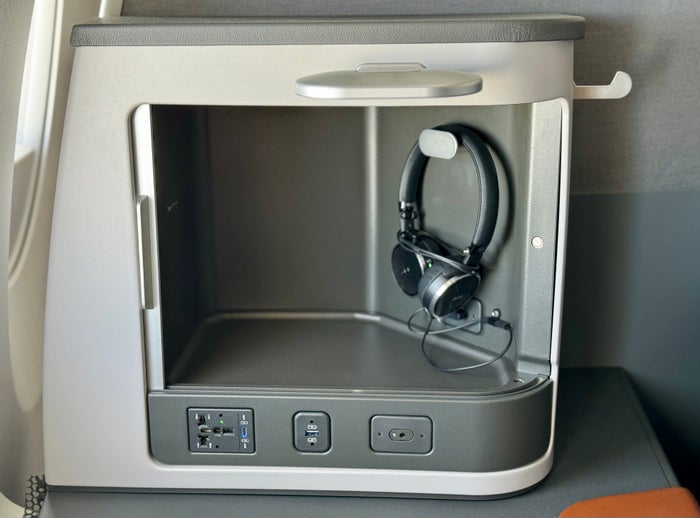 Lufthansa Allegris Business Suite storage and outlets Lufthansa Allegris Business Suite storage and outlets