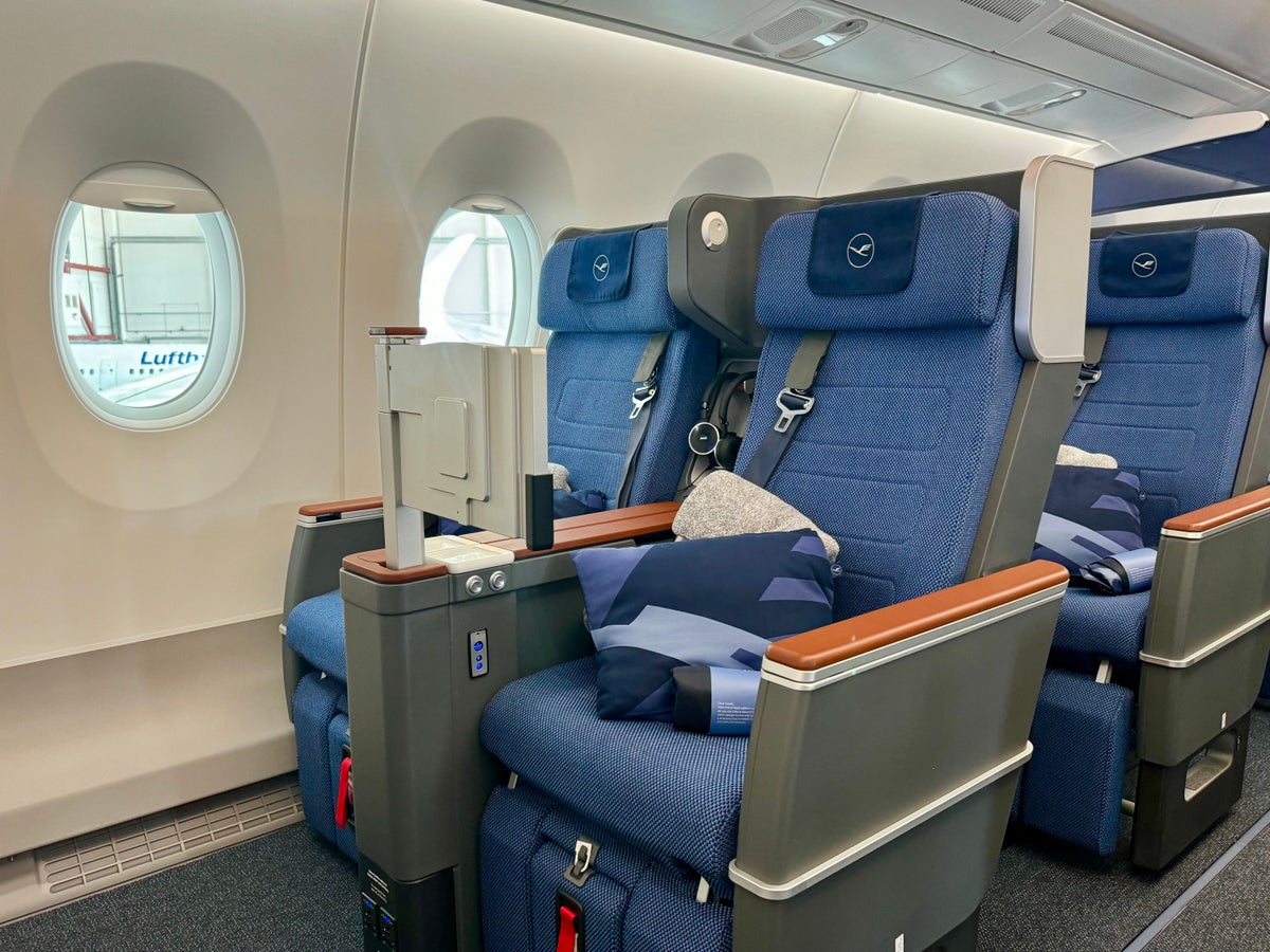 Lufthansa Allegris Premium Economy bulkhead