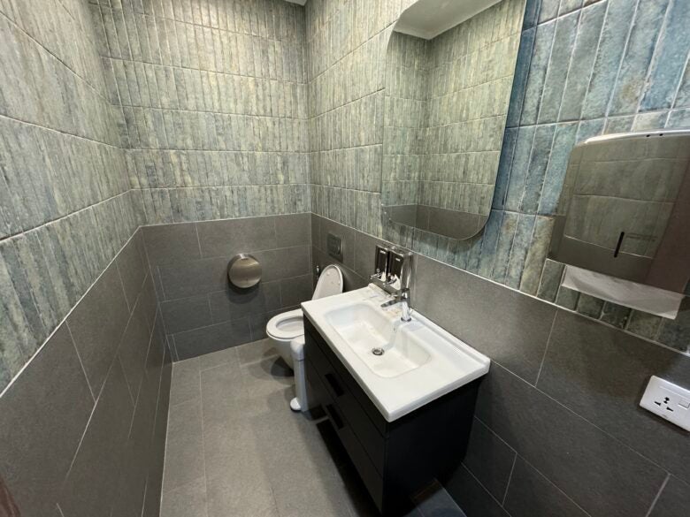 Plaza Premium Lounge NBO toilet