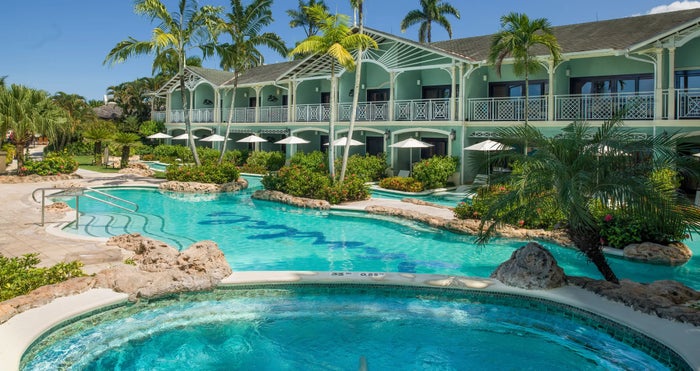 The pool and jacuzzi at Sandals Negril