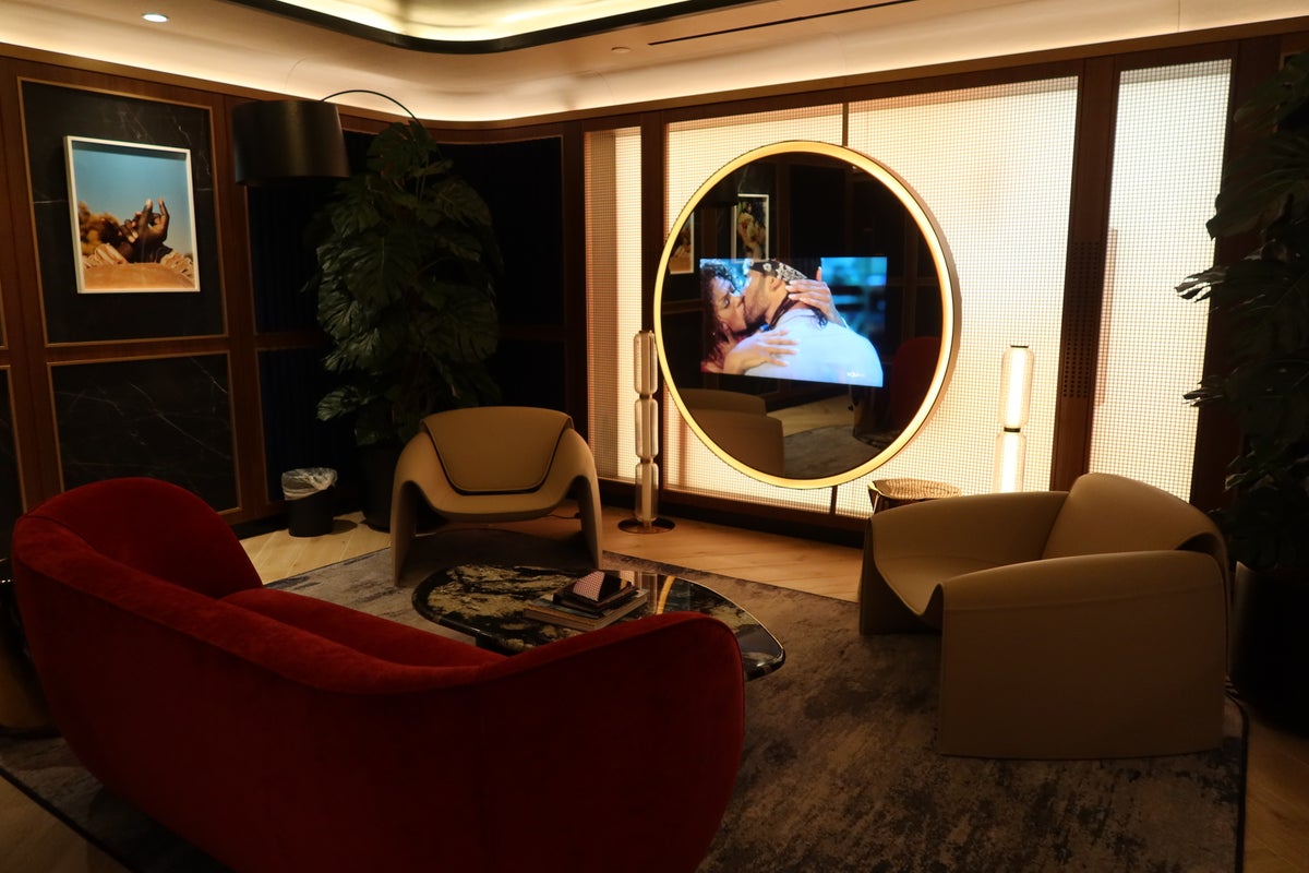 Sapphire Lounge LGA Reserve Suite TV