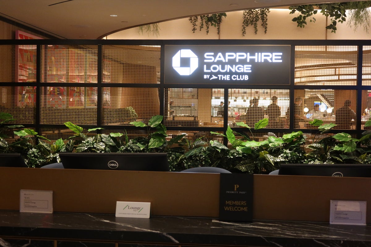 Sapphire Lounge LGA reception desk