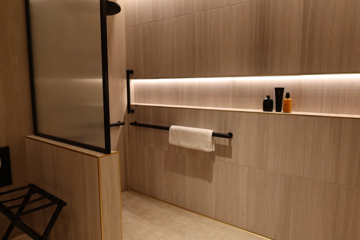 Sapphire Lounge LGA wellness shower