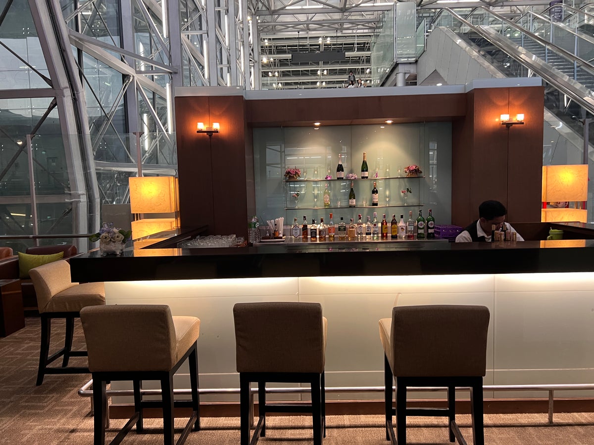 Thai Airways Royal Silk Lounge bar