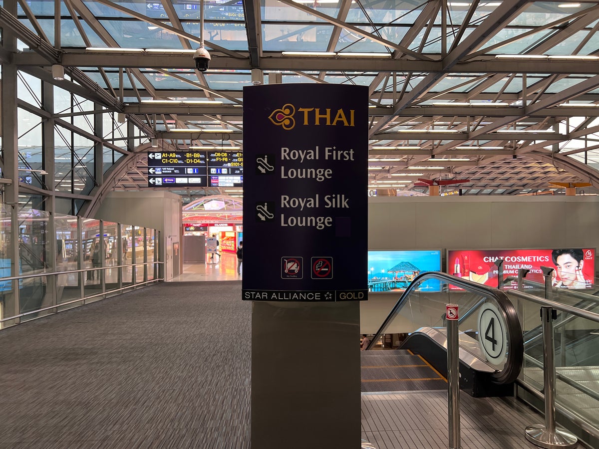 Thai Airways Royal Silk Lounge sign