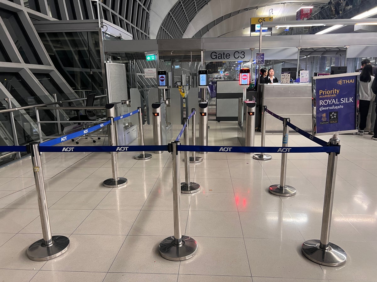 Thai Airways Royal Silk priorirty check in line