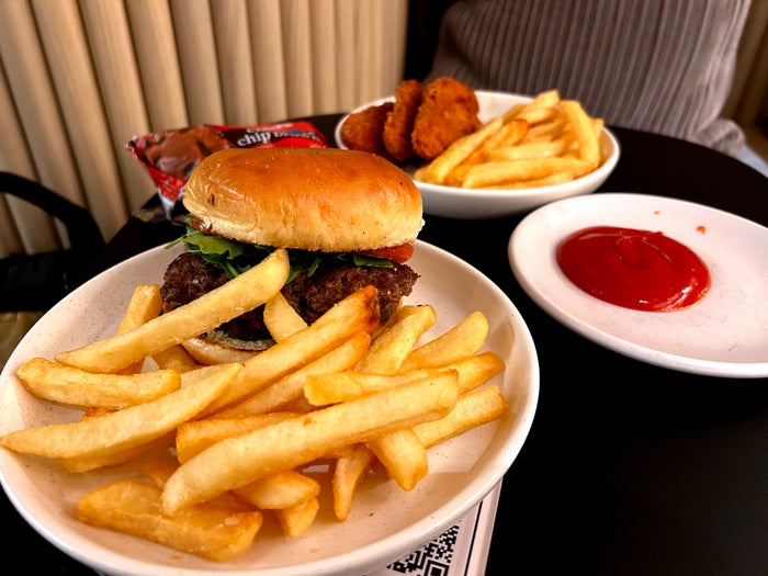 sapphire lounge LGA hamburger sapphire lounge LGA hamburger