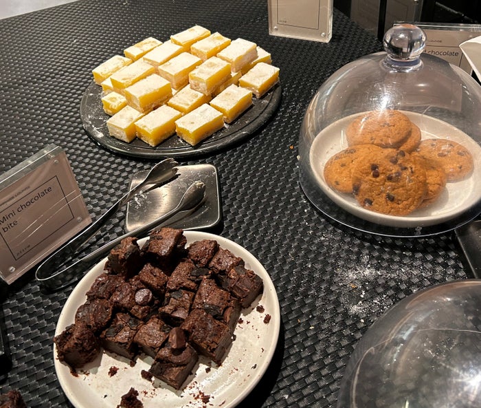 Sapphire Lounge LGA messy desserts