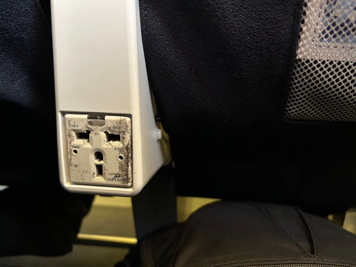 Air France 777 300ER economy IAD CDG power outlet Air France 777 300ER economy IAD CDG power outlet