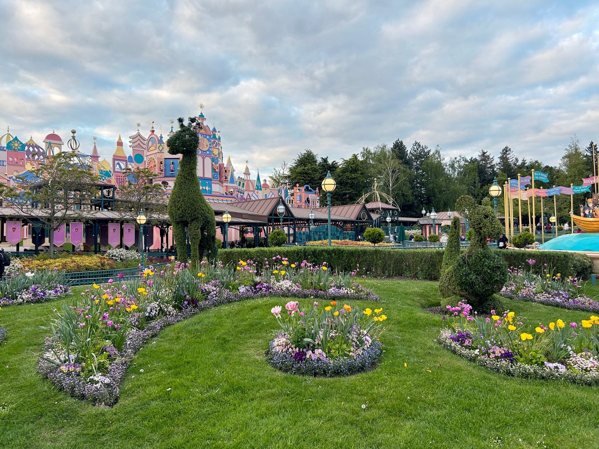 Disneyland Paris Fantasyland topiary