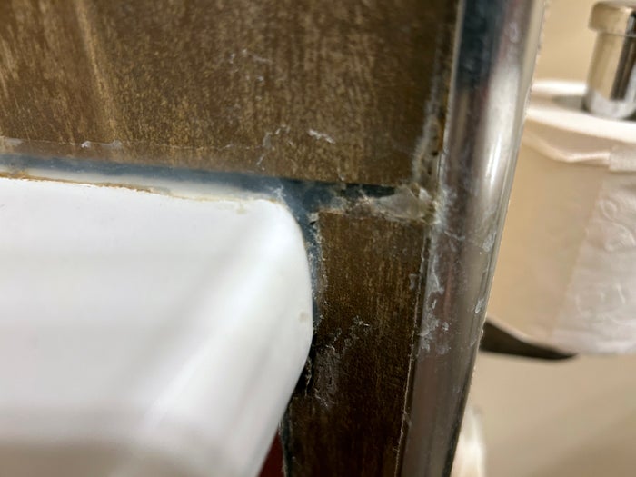 Disneyland Paris Hotel Cheyenne bathroom bad caulking Disneyland Paris Hotel Cheyenne bathroom bad caulking