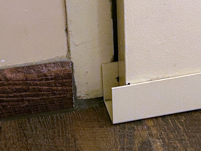 Disneyland Paris Hotel Cheyenne bathroom door disrepair Disneyland Paris Hotel Cheyenne bathroom door disrepair