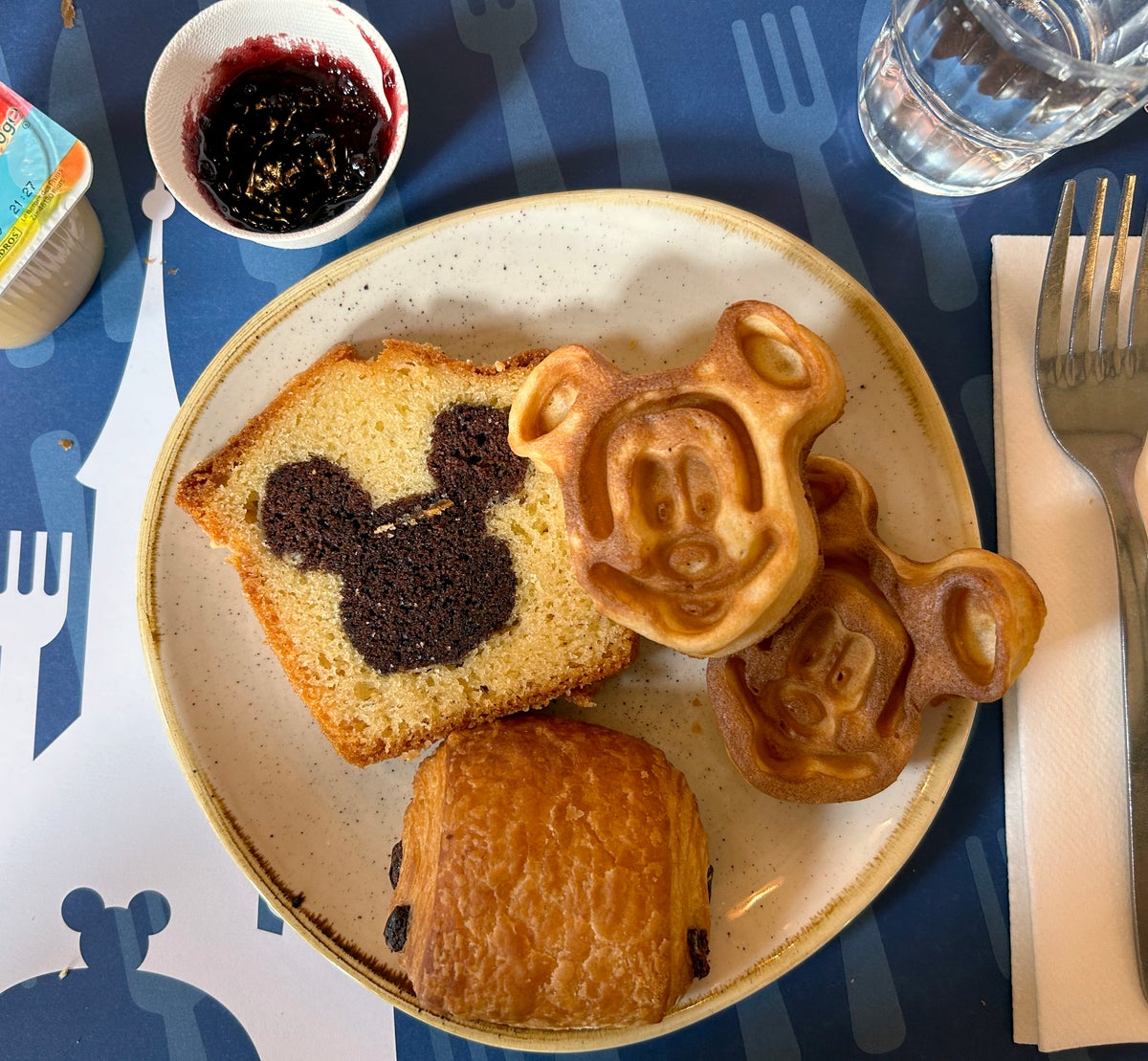 Disneyland Paris Hotel Cheyenne restaurant Mickey waffle
