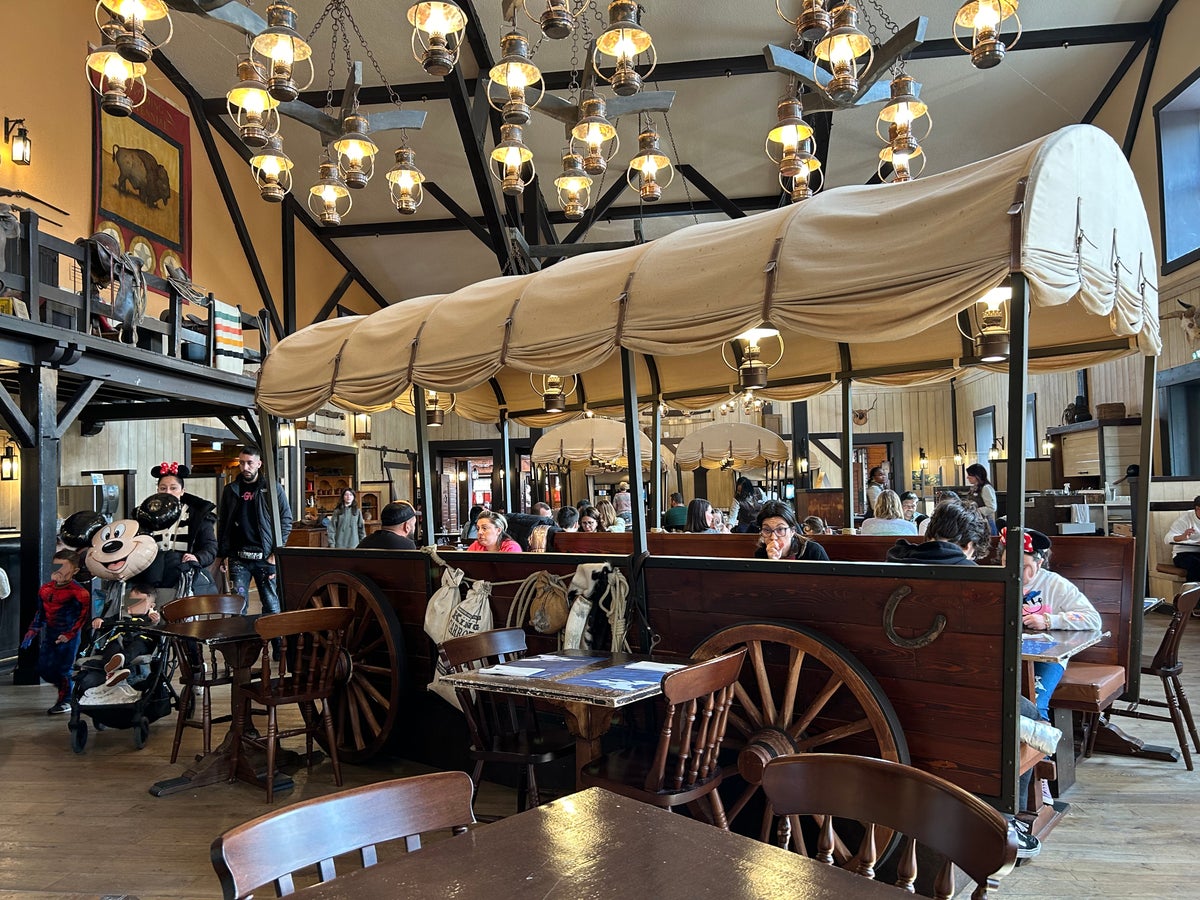 Disneyland Paris Hotel Cheyenne restaurant wagon table