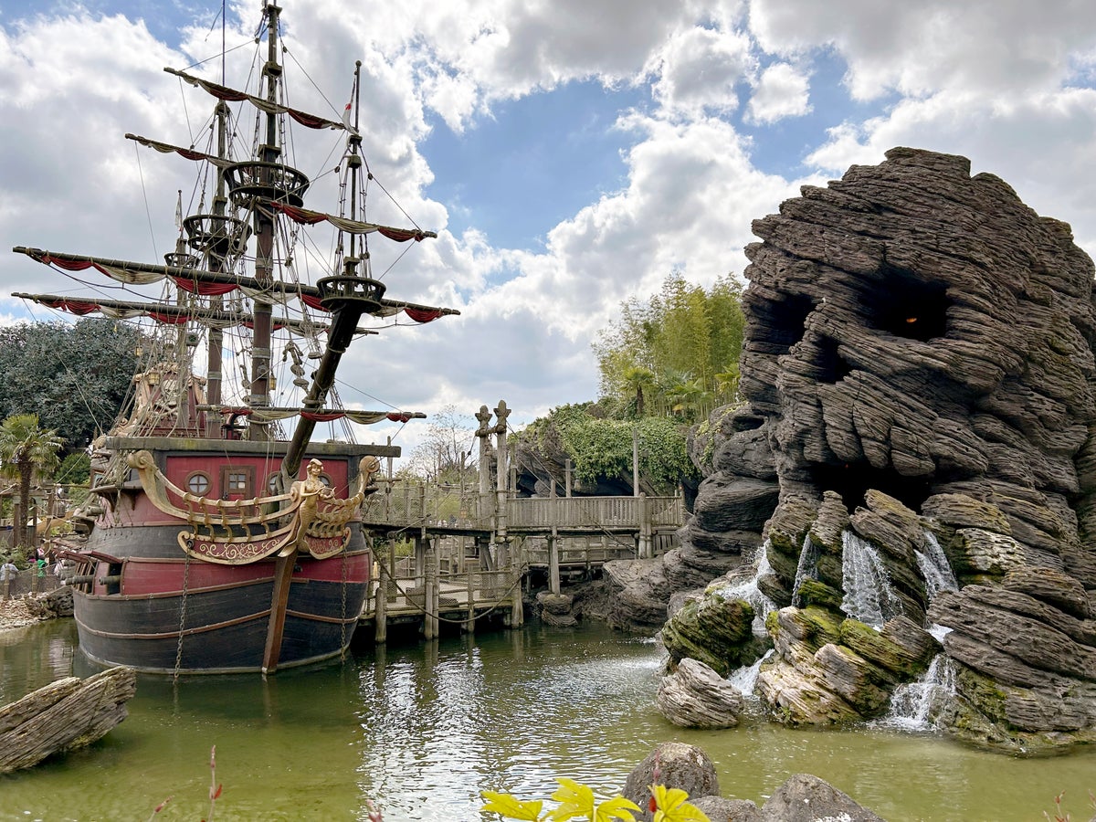 Disneyland Paris pirate ship skull island