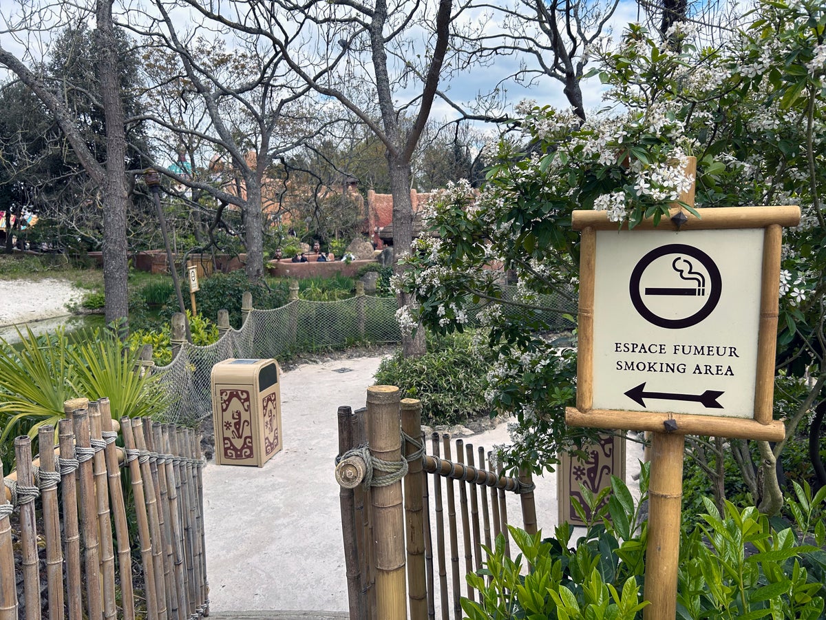 Disneyland Paris smoking area