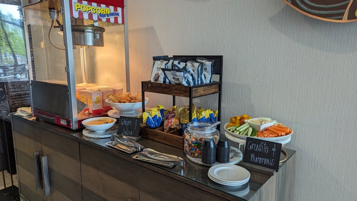 Embassy Suites by Hilton The Woodlands at Hughes Landing food and beverage evening reception snacks Embassy Suites by Hilton The Woodlands at Hughes Landing food and beverage evening reception snacks