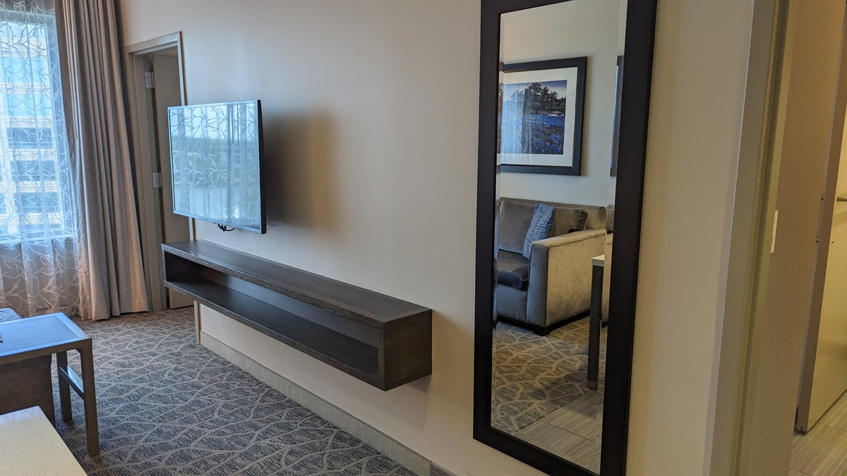 Embassy Suites by Hilton The Woodlands at Hughes Landing living room mirror