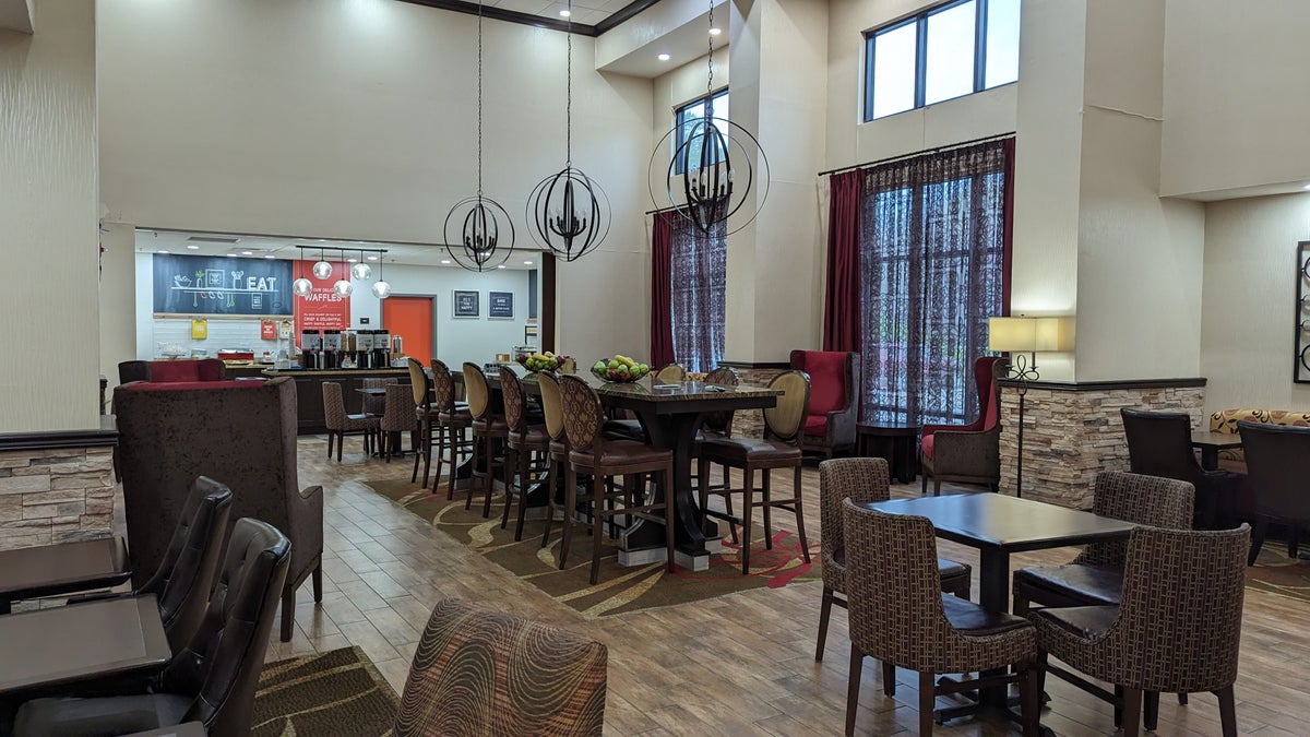 Hampton Inn Suites Hope food and beverage lobby breakfast seating