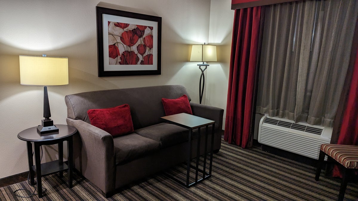 Hampton Inn Suites Hope guestroom sofa bed