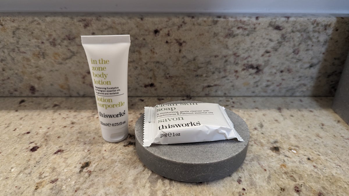 Orlando World Center Marriott 2 Queen Ambassador Suite bathroom amenities 